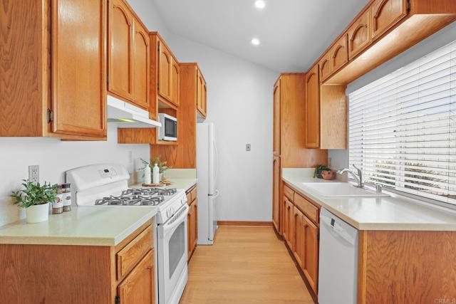 Detail Gallery Image 16 of 43 For 7071 Barker Way, San Diego,  CA 92119 - 4 Beds | 3 Baths