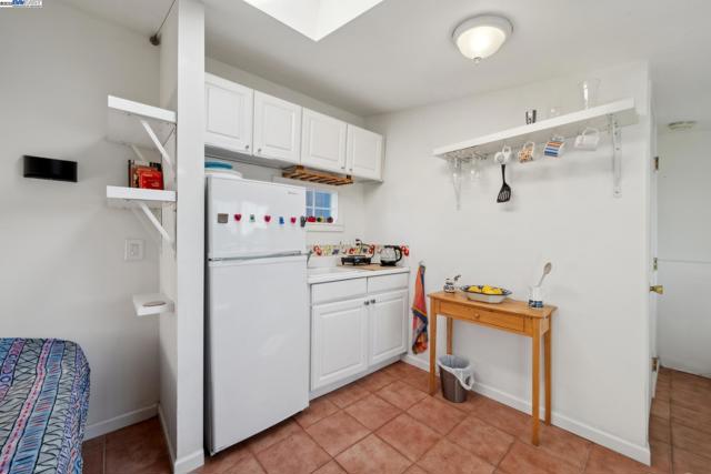 2000 CLINTON AVENUE, Alameda CA: https://media.crmls.org/mediaz/b40ed1ec-9388-4591-93bb-6fad7a466953.jpg