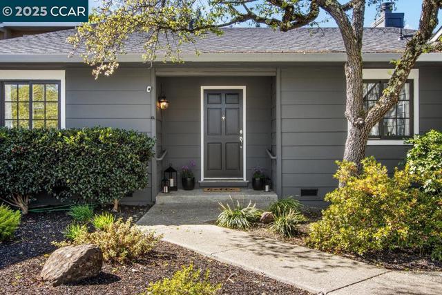 1716 Saint Andrews Drive, Moraga CA: https://media.crmls.org/mediaz/b40f5e60-0ca5-4971-b171-d633095aef40.jpg