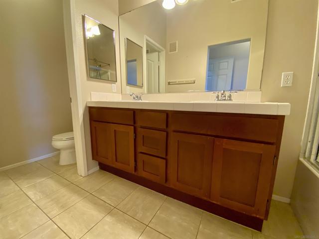 1386 Dandelion Way, San Marcos CA: https://media.crmls.org/mediaz/b40f9ca7-ff0f-4a32-ad62-4e274299c59f.jpg