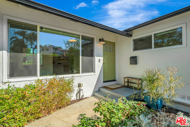 4340 W 60th Street, Los Angeles CA: https://media.crmls.org/mediaz/b4100a82-6982-4914-bc74-067e74470a47.jpg
