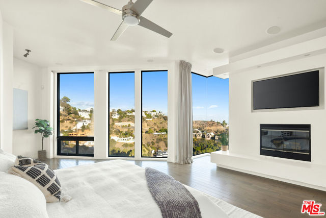 2231 Sunset Plaza Drive, Los Angeles CA: https://media.crmls.org/mediaz/b41026b5-8394-47ab-a15c-efeef0a7815c.jpg