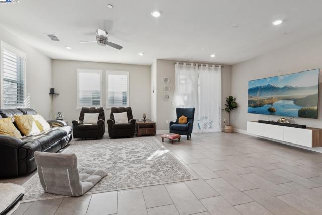 Image 6 of 53 For 3062 Maguire Way