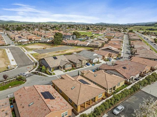 2008 White Oak Drive, Hollister CA: https://media.crmls.org/mediaz/b4116a2f-b61f-49de-ace6-cb6793bc84a1.jpg