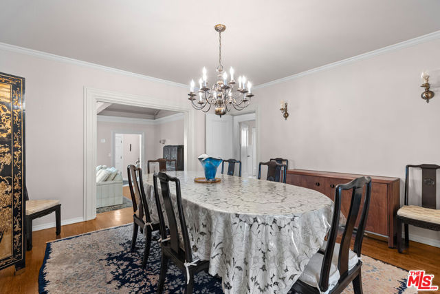 252 S Maple, Beverly Hills CA: https://media.crmls.org/mediaz/b4126bb2-cd6c-4f51-aa43-512189d9ffa9.jpg