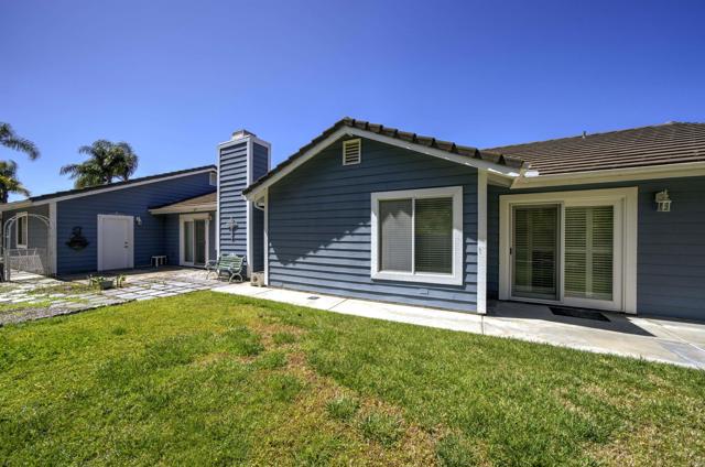 223 Presley Place, Vista CA: https://media.crmls.org/mediaz/b412f298-d9fd-4527-a5d2-27b05ba07c61.jpg