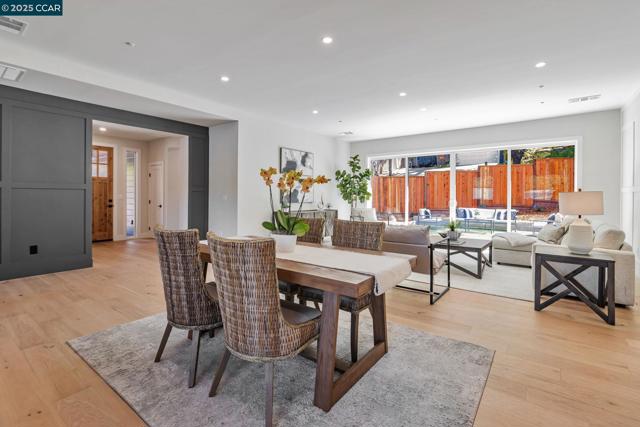 945 Yorkshire Ct, Lafayette CA: https://media.crmls.org/mediaz/b4132234-e5ef-4aba-8423-248e4801b73f.jpg