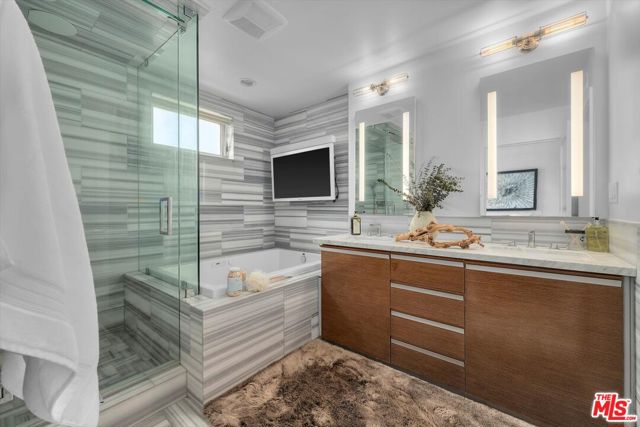 310 Washington Boulevard, Marina del Rey CA: https://media.crmls.org/mediaz/b414202a-2e42-46a5-971f-493c4fcc1750.jpg