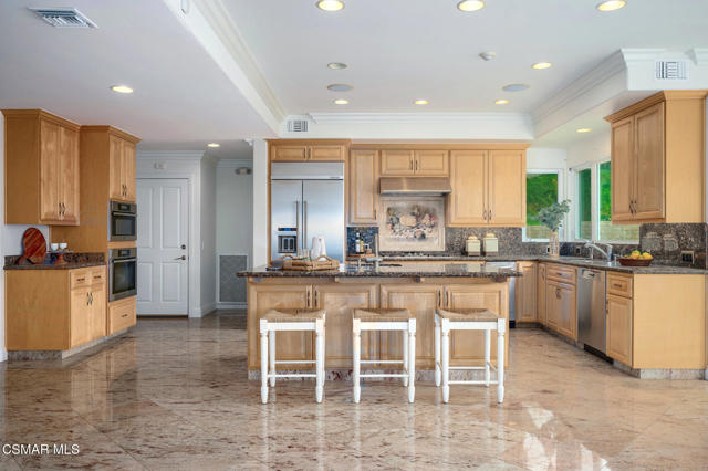 7111 Los Coyotes Place, Camarillo CA: https://media.crmls.org/mediaz/b415969c-7c73-48aa-8274-e4a21289e30e.jpg