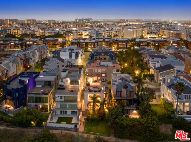4115 Roma Court, Marina del Rey CA: https://media.crmls.org/mediaz/b415ee7c-0351-4e16-8c75-76b00a8bdfc8.jpg