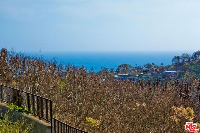 917 Enchanted Way, Pacific Palisades CA: https://media.crmls.org/mediaz/b416a638-3b3b-41e6-8144-5a6ec9bd2de0.jpg