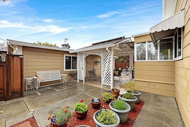 589 S M St, Livermore CA: https://media.crmls.org/mediaz/b416e864-2f0a-46fd-a63e-4b756ebcab0d.jpg