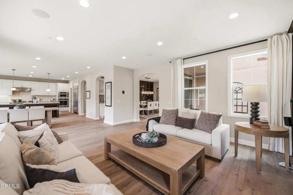 https://media.crmls.org/mediaz/b4171f8c-6d2e-4b54-b235-1e419f4ce1a8.jpg?preset=X-Large