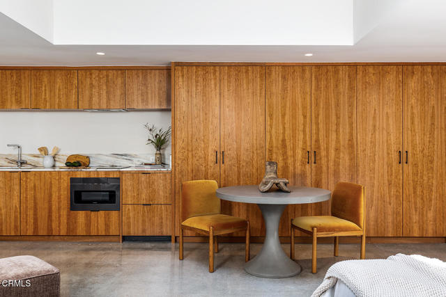 808 Inverness Drive, La Canada Flintridge CA: https://media.crmls.org/mediaz/b4173464-dc72-4b02-a57a-6db4e42a40e1.jpg