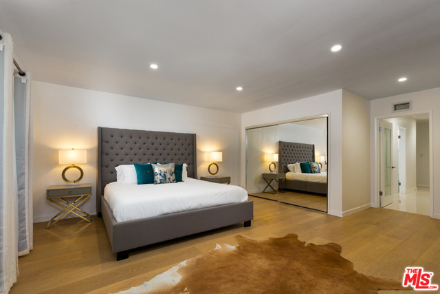 774 N KENTER Avenue, Los Angeles CA: https://media.crmls.org/mediaz/b417d3b7-b2e1-42e7-9147-c7de740ecb60.jpg
