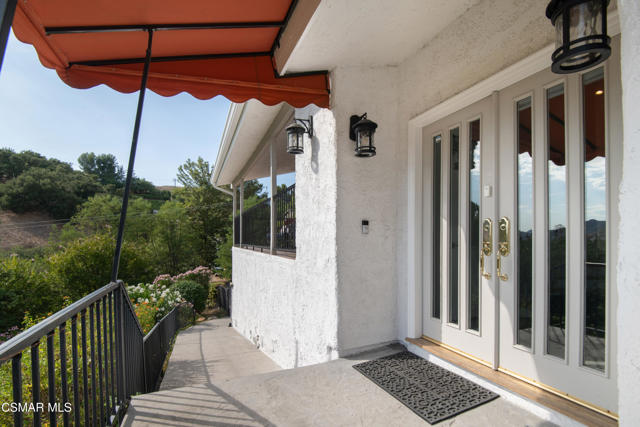 28329 Foothill Drive, Agoura Hills CA: https://media.crmls.org/mediaz/b41864f4-34a5-4615-a5bc-8c755ba2074f.jpg