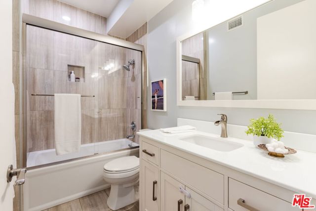 4925 Wilshire Boulevard, Los Angeles CA: https://media.crmls.org/mediaz/b41afbe7-d3ce-4dd2-b6d8-663f1cba104c.jpg