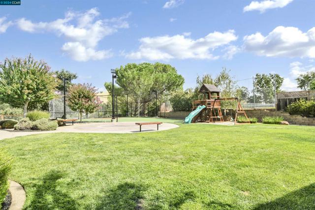 Image 17 of 32 For 226 Roundhill Pl