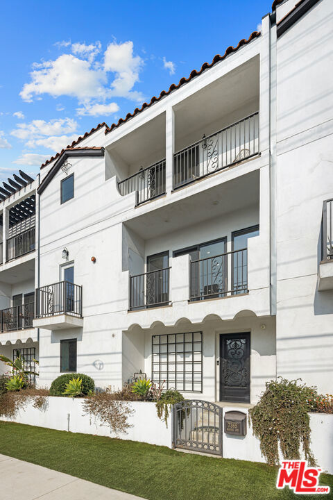 7365 Waring Avenue, Los Angeles CA: https://media.crmls.org/mediaz/b41bb3ee-c31d-4935-b1aa-0d5f8288cf65.jpg