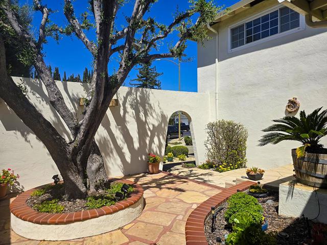 6128 Corte De La Reina, San Jose CA: https://media.crmls.org/mediaz/b41c0d63-5fdb-4456-a818-0272d65a07d7.jpg