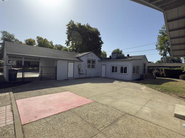 2809 Avalon Dr, Sacramento CA: https://media.crmls.org/mediaz/b41c7426-d49f-42e8-a3fe-148692875cfd.jpg