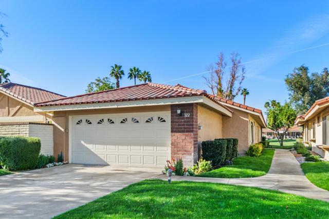 322 Villena Way, Palm Desert CA: https://media.crmls.org/mediaz/b41d6de1-36df-4973-bf4f-a2c223b85cc2.jpg