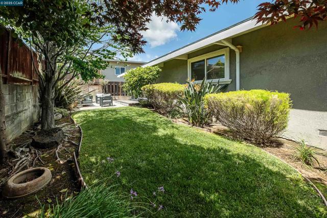 18977 Thornbury ave, Castro Valley CA: https://media.crmls.org/mediaz/b41d8658-8cd6-4079-bcd7-086c6e15fe3f.jpg