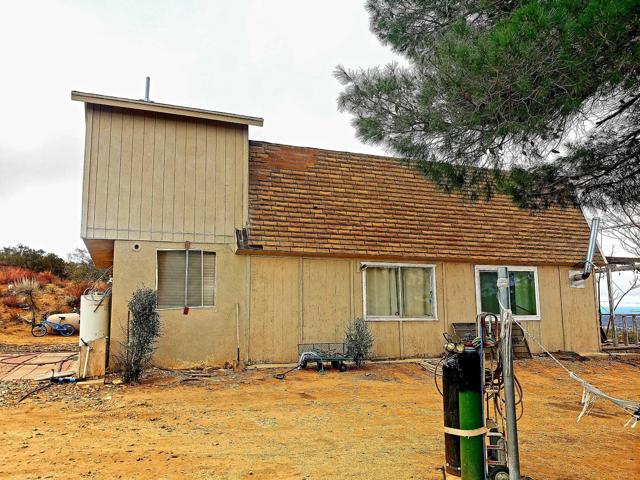 38400 Fischer N Road, Anza CA: https://media.crmls.org/mediaz/b41e3f68-d321-40c6-9f5e-8abe341af818.jpg
