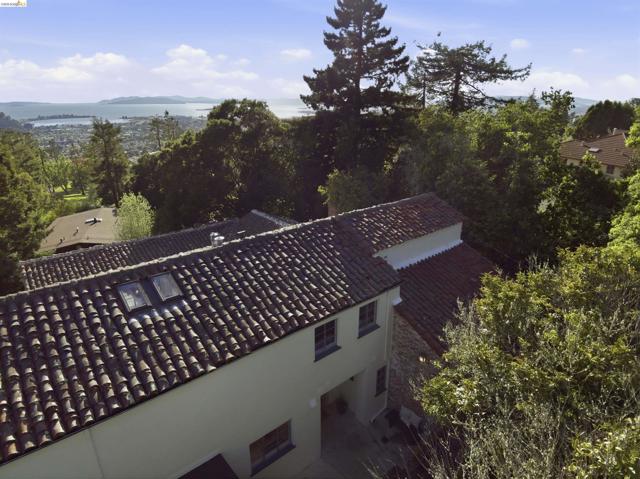 44 Highgate Rd, Kensington CA: https://media.crmls.org/mediaz/b41eaa9e-9ba2-4dc5-88e5-88c3f1dabe27.jpg