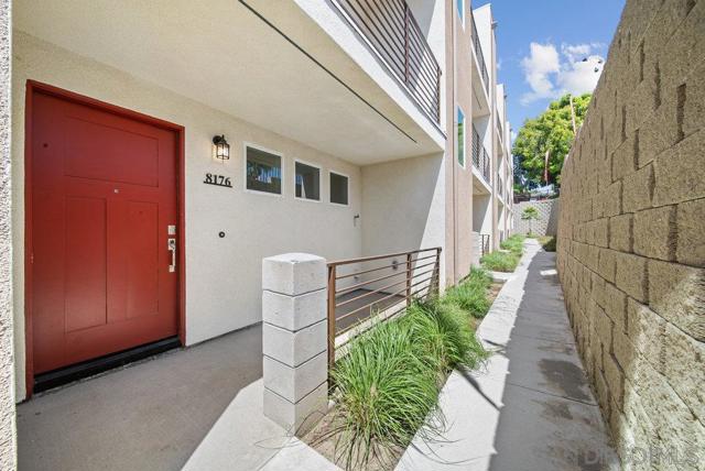 8176 Golden Ave, Lemon Grove CA: https://media.crmls.org/mediaz/b41f187b-448d-4337-8e4a-c3eab95503a6.jpg