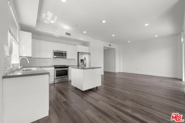 1215 S Bedford Avenue, Los Angeles CA: https://media.crmls.org/mediaz/b4209267-81e1-4ee9-94fb-ceaa561050df.jpg