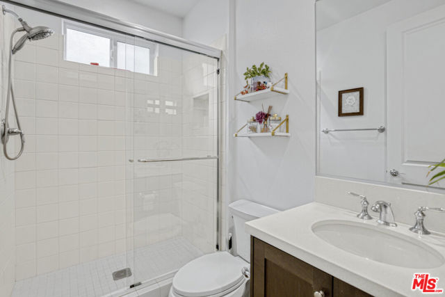 12333 N Finch Court, Porter Ranch CA: https://media.crmls.org/mediaz/b420bee3-8e1a-4fde-8ca7-5a53b48151b0.jpg