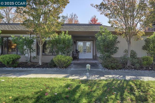 2424 Tice Creek Dr., Walnut Creek CA: https://media.crmls.org/mediaz/b4210bca-fbe9-4c38-89ba-3c5befee031b.jpg