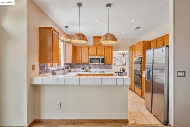 85 Duckhorn Place, Oakley CA: https://media.crmls.org/mediaz/b421e681-946c-4f7c-a4b4-9705932d56b2.jpg