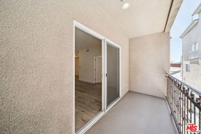 2335 S Bentley Avenue, Los Angeles CA: https://media.crmls.org/mediaz/b4220d75-685e-455d-9117-679099abfca2.jpg