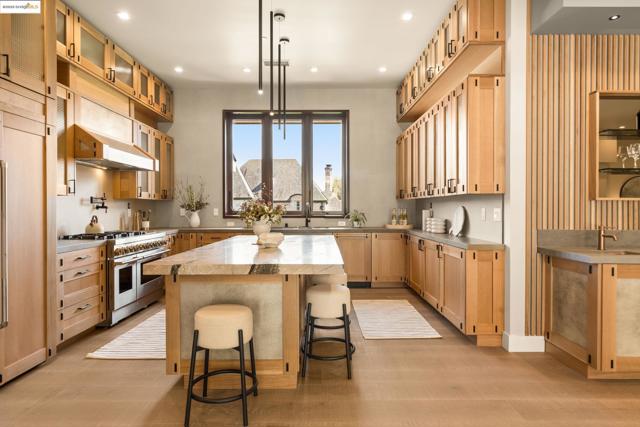 30 Lincolnshire Dr, Oakland CA: https://media.crmls.org/mediaz/b4229188-56c2-40b6-8697-c62b51648b19.jpg