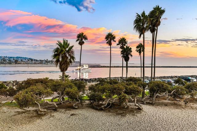 2623 Ocean Front Walk, San Diego CA: https://media.crmls.org/mediaz/b42303b0-13a2-4184-ae9f-75b77424f1fc.jpg