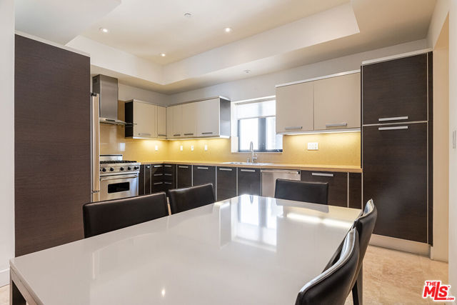 8788 Shoreham Drive, West Hollywood CA: https://media.crmls.org/mediaz/b4247e3a-9707-4dc6-9f65-35de8e99476b.jpg