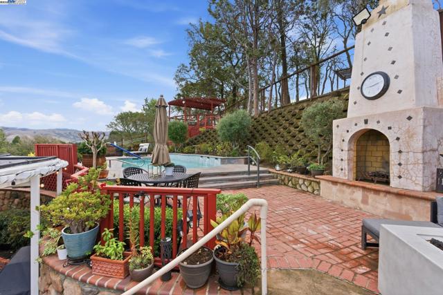 1031 Millbrook Court, Walnut Creek CA: https://media.crmls.org/mediaz/b425c1dc-40c1-4e66-9a23-0401cc14e1dc.jpg