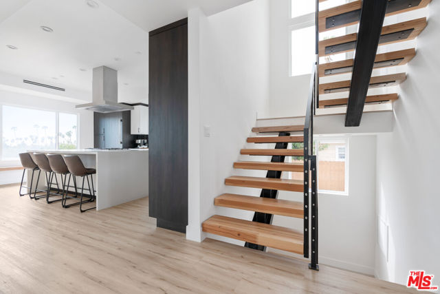 2514 Berkeley Avenue, Los Angeles CA: https://media.crmls.org/mediaz/b425fbbb-feef-40eb-b711-4e02ae4248f0.jpg