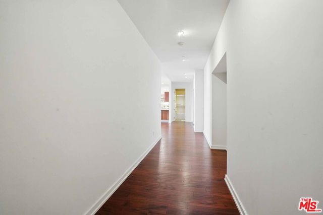 801 S Grand Avenue, Los Angeles CA: https://media.crmls.org/mediaz/b429dc1e-51b7-4767-a81c-60bdb29b8dd2.jpg