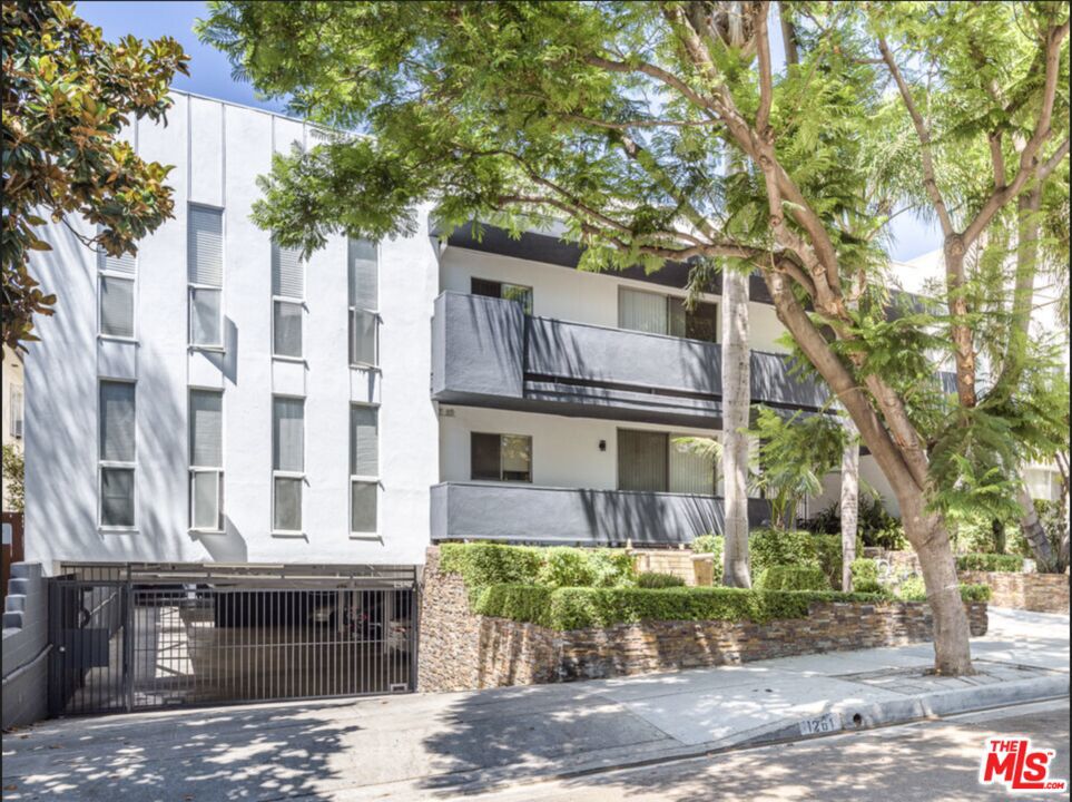 1261 N Laurel Avenue #21