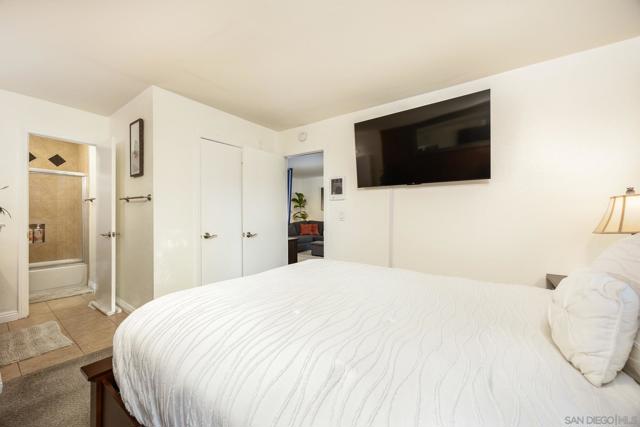 4860 Rolando Ct, San Diego CA: https://media.crmls.org/mediaz/b42a725a-24bb-4e81-b128-8a7ab808b481.jpg