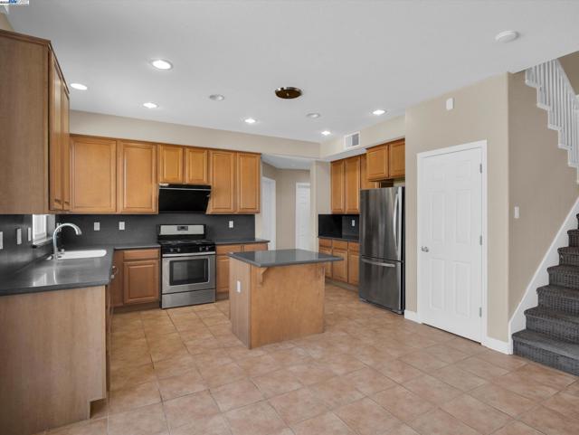 1413 Angus St, Patterson CA: https://media.crmls.org/mediaz/b42a7ab3-da96-4c2b-a0ad-568c6cd366d7.jpg