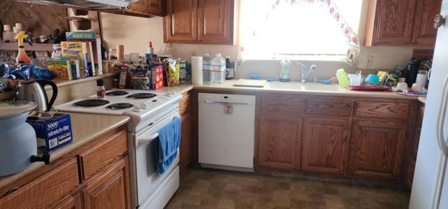 950 Peach Court, Hollister CA: https://media.crmls.org/mediaz/b42b44d5-e8f9-43a9-8f37-a90f4c9f29fc.jpg