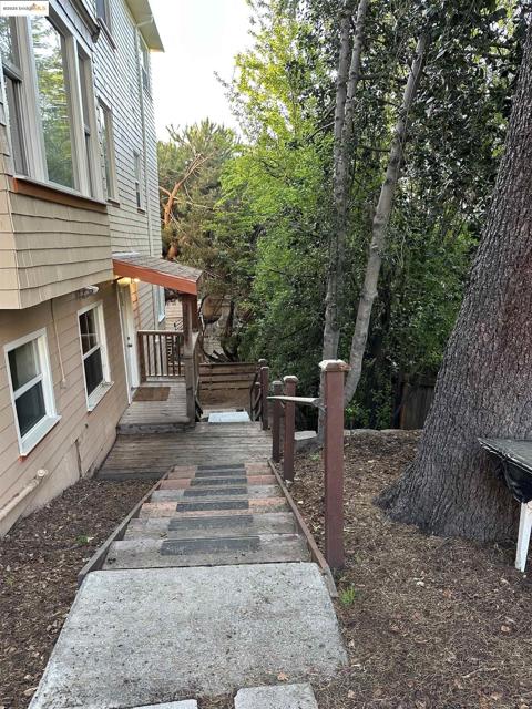 337 Oakland Avenue, Oakland CA: https://media.crmls.org/mediaz/b42c81ff-59b9-40d0-b27f-256d5908fd8c.jpg
