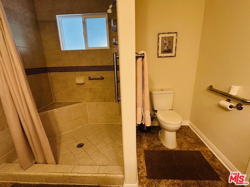 https://media.crmls.org/mediaz/b42cc1bf-f196-4250-8497-d7a811257f62.jpg?preset=X-Large