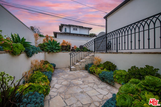 755 31st Street, Manhattan Beach CA: https://media.crmls.org/mediaz/b42ce043-8bc3-4a1a-90ff-cfc67e2b5c6e.jpg