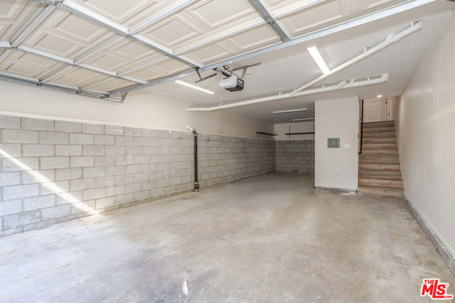 9140 Burnet Avenue, North Hills CA: https://media.crmls.org/mediaz/b42d6e49-b880-4b79-9c93-09219e426750.jpg