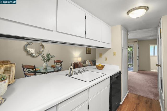 5475 Roundtree Pl, Concord CA: https://media.crmls.org/mediaz/b42e7241-e13a-4820-bc1b-68326b99d04e.jpg